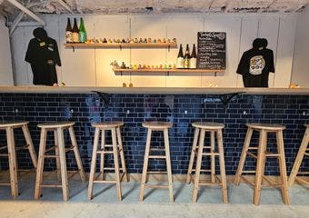 温かい接客と遊び心を大切にしたデザインで、楽しさと笑顔を生み出す空間を提供
