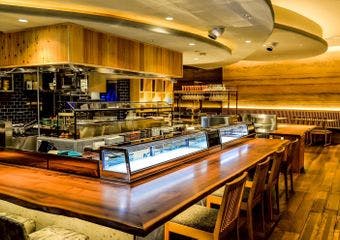 炭火焼き鳥と寿司を楽しむ和モダン空間