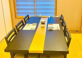 釧路の旬を、太白胡麻油で揚げる極上天ぷら。職人が目の前で揚げる一品を、心ゆくまでご堪能ください。