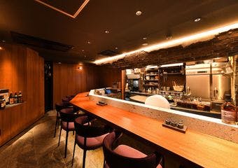 四川料理の奥深い味わいを、小皿で気軽に楽しめる当店。北新地の人気系列店U.KAIとIAKUの新店としてオープン。落ち着いた空間は、ハレの日に最適です