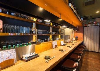 地鶏や京野菜の炭焼き料理は素材の旨味を閉じ込め、炭の香りを纏い絶品です。