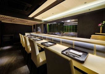 北新地駅から徒歩4分の好立地。「日本食と創作料理」がコンセプトの当店。日本食と創作料理を、モダンな空間でこだわり料理は地酒と相性抜群。