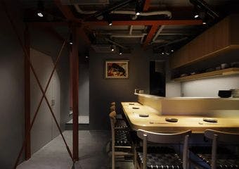 白金の隠れ家で、尾の身刺身から名物鍋まで。至福の鯨づくしを堪能。