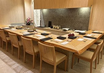 新しい江戸前鮨の世界に飛び込む体験を広いカウンターで