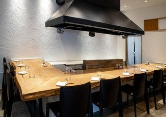 炭火とワインで紡ぐ、大人の美食体験