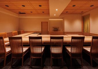 独自の配合を施した赤酢や、選び抜かれた国産米を合わせたシャリと丹精込めたネタを、職人の技術によって仕上げた極上の逸品をご堪能下さい。