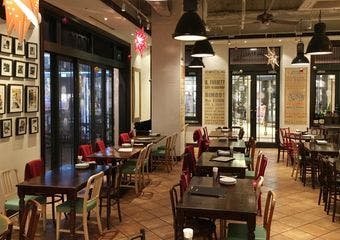 釜で焼かれる本格的なナポリピッツァ