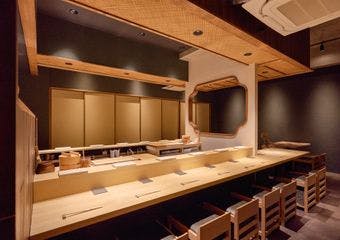 旬の鮮魚と技が光る鮨を静寂な空間で。五感で味わう至福のひととき。