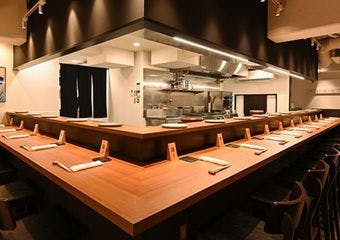 新日本橋駅すぐの癒しの空間。一貫から楽しむ江戸前寿司と美酒