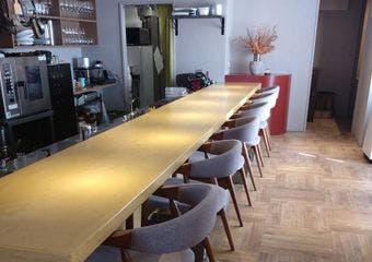 秋田の旬食材を活かしたフレンチと厳選ワインを、温かな空間で堪能できる完全予約制レストラン。

