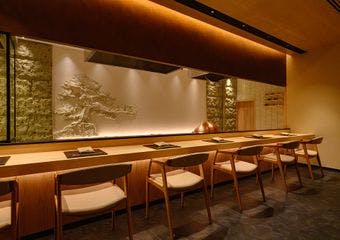 銀座の隠れ家で、五感で味わう上質な和食と花山うどんの新境地。