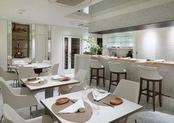 芸術の一皿とくつろぎな空間で、上質なフレンチを堪能