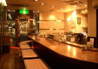 揚げたての繊細なひと串、和の風情に包まれて