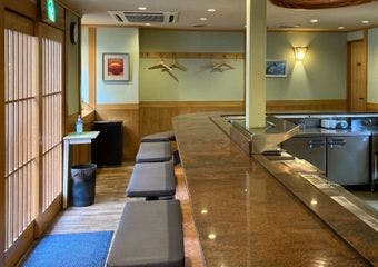 揚げたての繊細なひと串、和の風情に包まれて
