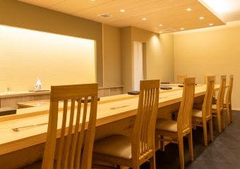 黒崎駅からわずか5分の隠れ家で、ベテラン職人の技を思う存分に堪能するおまかせ寿司