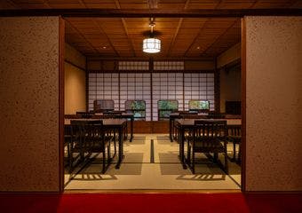 A5黒毛和牛の京風すき焼きとしゃぶしゃぶ。厳選日本酒とともに、趣深い空間で贅沢なひとときをお過ごしください。