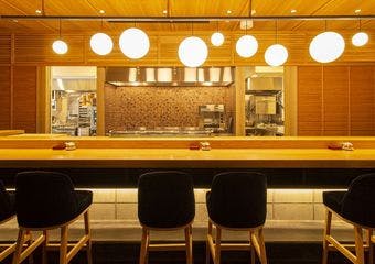 新鮮な旬魚と豊富なメニューで心も体も満たされる、快適ダイニング空間を提供します。