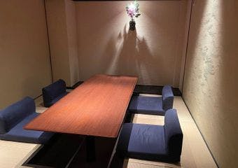 銀座で本格博多水炊きと焼き鳥を堪能できる「鳥善 銀座店」。落ち着いた和の空間で、こだわりの鶏料理をお楽しみください。