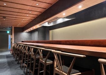 先斗町にある「手毬寿司と京天ぷら くぼ田」は、京町屋の風情が漂う店内の窓から、鴨川のせせらぎと東山の風光明媚な景色が広がる贅沢な空間です。