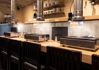 肉好きの店主が厳選した黒毛和牛やホルモンを気軽に楽しめる焼肉店です。