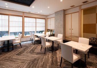 奈良と徳島の豊かな地域食材を融合させた、目にも美しい料理をご提供いたします。