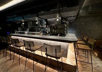 銀座の裏通りに佇む、大人の隠れ家ビストロ