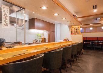 旬の素材と出汁を活かした、心まであたたまる割烹料理。日本酒との調和もお楽しみください。