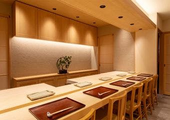 熟練の職人が確かな技で珠玉の一皿へ。粋と和と鮨の極み。