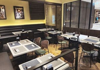 ナイフを入れた瞬間心がとろける、看板メニュー“魅惑のチーズハンバーグ”