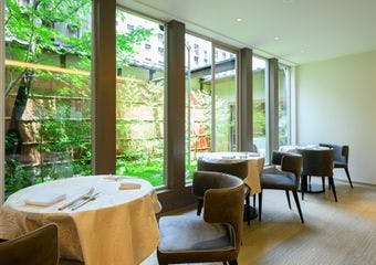 坪庭を眺めながら、季節感豊かなフレンチがいただける。京情緒あふれる祇園のお茶屋街でシェフの心と技を味わって下さい。