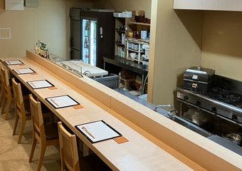 旬の食材を季節感のある演出とともに味わうおまかせコース