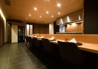 炭火が香る割烹の舞台、鰻と旬を酒とともに