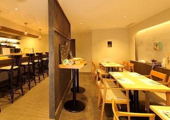 鮮度抜群の旬魚を使用した小皿料理を厳選のお酒と愉しめる