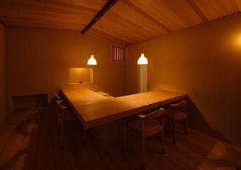 九州・熊本の中心地、喧騒から離れた住宅街
船場町に佇む日本料理店【瑠璃紺（るりこん）】