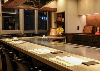 神戸の市章山・錨山を望むことができる贅沢な空間で鉄板焼の本格神戸牛ステーキに舌鼓