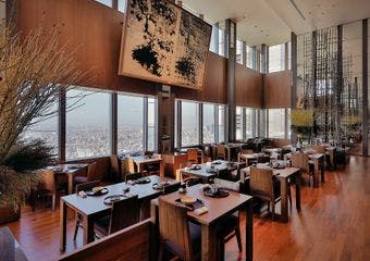 一面に広がる眺望と空間美とともに、旬の食材の持ち味を生かした日本料理をどうぞ。