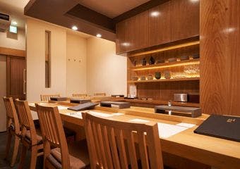 代々木上原駅近くに位置する「鮨武」は、厳選された新鮮なネタと職人技が光る握りで、多くの食通を魅了しています。