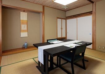 老舗旅館 Tabist 竹葉新葉亭で提供している会席料理を味わえます。
1日5組限定の完全個室になります。
