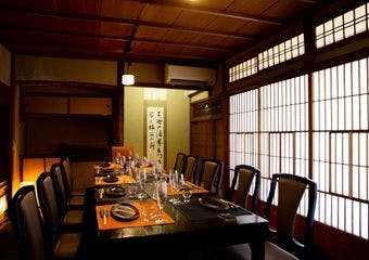 明治当時の風情そのままに歳月を経た落着きが漂う京町屋「松峰邸」にて、名物のやきとり、鳥料理をご賞味ください。
