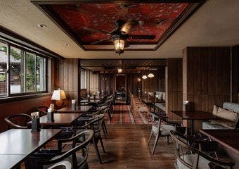 旅館として親しまれた「松葉亭」がカジュアルレストランとしてリニューアル。 大人気のバスクチーズケーキも楽しめます。