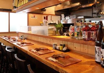 厳選地鶏と和牛を炭火で焼き上げる、茅場町の大人の焼き鳥店。