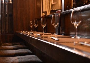 厳選された赤身肉と新鮮野菜が織りなす至福のステーキ体験をお届けします