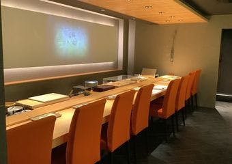 江戸前の技と佐渡の恵みを味わう特別な鮨体験を、心を込めてお届けします