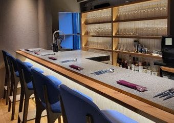 その日の食材で調理法を考え、お客様の目の前で調理するライブ感あふれる隠れ家のようなお店です。