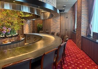 神戸レンガ倉庫をイメージした、ジャズの流れる落ち着いた雰囲気の店内で、神戸ビーフならではの柔らかい肉、コク、美しい霜降りをぜひご賞味下さい。