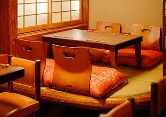 昭和レトロな空間で、利き酒師厳選の日本酒と鮮魚を堪能。