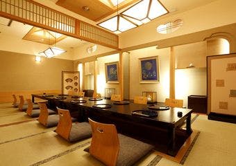 丁寧な出汁と旬の味わいを、落ち着いた和個室で。大切な日も、肩肘張らずに。