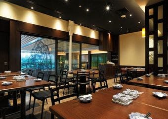 丸の内の絶景と共に本場タイ料理を堪能し、心と体を元気にするひとときを