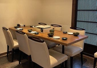 九州の本格もつ鍋や炭火焼を囲む大人のくつろぎ時間。