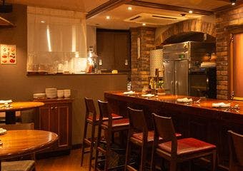 落ち着きのある空間で、ワインやシェリーに合わせてこだわりのお料理を堪能